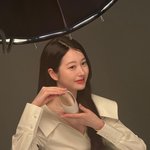 고요한 <b>미소</b> 속 쉼”…장다아, 촬영장 속 빛→가을 분위기 절정