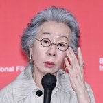 ‘子 <b>동성</b> 결혼’ 윤여정 “한국도 미국처럼 앞으로 나아가야”[30회...