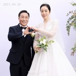 <b>현은</b>재, 새신부의 우아한 드레스 자태..'두 자녀와 화촉'[스타이슈]