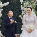 [단독] <b>김병만</b>, 두 자녀 품에 안고 인생 2막…결혼식 현장 포착