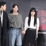 [E포토] 강해림-배강희, '다정하게 <b>깍지</b>손 잡고 관객들 앞에'