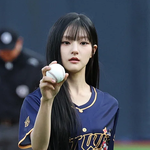 키스오브라이프 하늘, <b>시구</b>하러 야구장 왔는데…얘들아 솔직히 반응ㅋㅋ