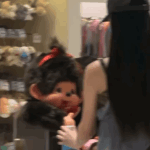 장원영 <b>인형</b> 만진 거 ㅋㅋㅋㅋ