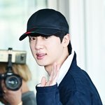 [드루와] [현장포토] "잘생김은, 진짜"…진, <b>심</b>쿵 눈맞춤