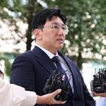 '1900억 <b>부당</b>이득 혐의' 방시혁 하이브 의장, 7일 만에 두...