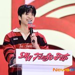 유재필, 환한 미소로 킥플립 쇼케이스 진행[포토엔HD]