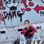 [드루와] “쓸쓸한 <b>낙서</b> 곁에 앉아”…류다인, 거리 감성→시선 압도