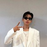 [드루와] 임영웅 ‘엠카’ 출연 인증샷…선글라스 쓰고 왕반지 낀 섬<b>총각</b>