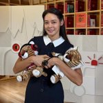  이렇게 청순했어? 서울대 아닌 고려대 인형 껴안고 러블리 <b>미소</b>