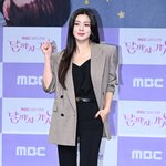 “모델료 10억?” 이선빈, 로고 뒤덮인 귀걸이→타투 스티커 풀착장(직장인들2)