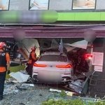 편의점 안으로 차량 <b>돌진</b>.여성 알바생 부상 내부 아수라장