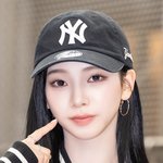 [현장포토] "러블리 그 자체"…카리나, 인형의 볼콕