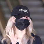 [현장포토] "눈만 빼~꼼"...가을, 금발의 여신