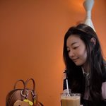 “달콤한 한순간의 휴식”…김사랑, 가을밤 감성→따스한 <b>미소</b>