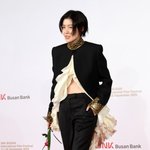 [댓글부탁해] <b>심은경</b>, 레드카펫=드레스 공식 벗어난 왕자님 룩....