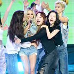 [사진]우주소녀 다영 더쇼 1위, '깜짝 축하 전하는 <b>엑시</b>-연정-보나'