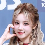 [TD포토] 생일 우기 '심쿵 볼하트'