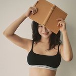 '속옷 <b>CEO</b>' 송지효, 시원하게 벗었다…브라탑 파격 노출 감행