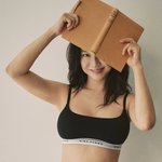 ‘속옷 <b>CEO</b>’ 송지효, 패드 없는 브라탑…사업 부진 딛고 신상...