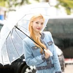 [ET포토] 조이, '크러쉬 트위드 재킷에 초<b>미니</b>'