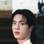 <b>밀라노</b> 패션위크에 단추 풀어헤치고 나타남