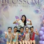 <b>제자</b>들과 사진찍는 손연재