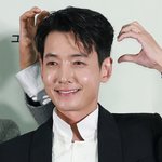 [포토] '<b>보스</b>' 정경호, 수영도 반할 러블리 '곰돌이 하트