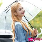 크러쉬 우산쓰지마 꽃에 물줘야해...<b>눈부심</b> 그 자체[TEN포토+]