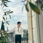 [드루와] <b>방탄소년단</b> 진, 가슴골 드러낸 파격 의상…'왕자님 비주얼'로...