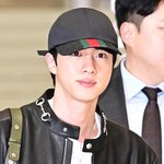 [현장포토] "오늘도, <b>핸섬</b>가이"…진, 자체발광 입국