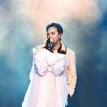 명품 브랜드 <b>커스텀</b> 의상 입고 무대 선 남돌