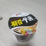 라면 먹고있다