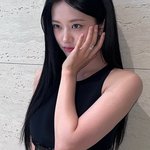 안유진, 올블랙룩으로 시크美 <b>장착</b>