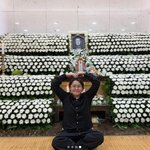 마지막 지킨 김신영, <b>영정</b> 앞 하트포즈..퉁퉁 부은 눈 '먹먹'