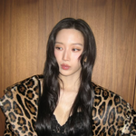 '아찔' 블랙 란제리룩 선보여...호피<b>무늬</b> 외투로 '시선 강탈'