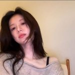 고윤정, 흘러내린 니트와 드러난 어깨로 시선 <b>압도</b>… 막 찍어도 화보