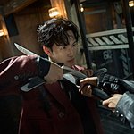 <b>유광</b> 꽃무늬 수트에 하이힐 신은 남자 어떤데?