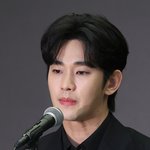 김수현 측 "軍<b>복무</b> 때 故김새론 아닌 연인 있었다"…편지 공개...