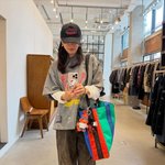 손예진, '어쩔수가없다' 굿즈로 꾸민 힙한 꾸안꾸 <b>외출</b>룩