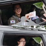  개구쟁이 <b>미소</b>로 전역...'꽃신' 신은 팬들에게 특급 팬서비스