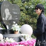 [단독] 故 최진실 17주…묘소 찾은 홍진경·팬들 "지금도 살아...