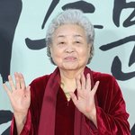 84세 강부자 근황…김연자 <b>부축</b> 받으며 생방송 등장 '눈물의 열창'...