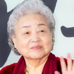  오랜만에 전해진 근황…"<b>부축</b> 받으며 등장, 눈물까지 보였다"