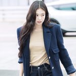 오늘자 <b>제니</b> <b>파리</b>출국 가을룩