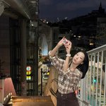 “<b>차분</b>한 계단 위 야경처럼”…류다인, 복고 감성→가을밤 셀카 여운