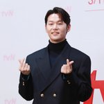 [단독]<b>이학주</b>, 결혼 후 더 잘나간다..수지·김선호와 '현혹' 호흡