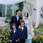 <b>손</b> 꼭 잡고 행복한 결혼식…두 아들과 남긴 가족 <b>사진</b>[SC이슈]