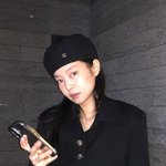 블랙핑크 제니, 파리 홀린 11자 복근…<b>베레모</b>도 문제없는 젠득이