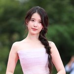 아이유 <b>미담</b> 공개…‘21세기 대군 부인’ 전 스태프에 50만원 상품권...