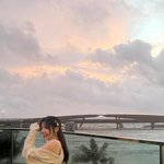 “I 사랑 PHUQUOC”…한<b>수아</b>, 노을빛 아래 미소→여행 감성...